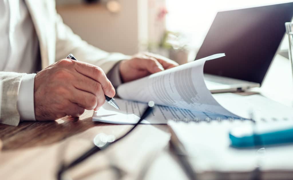 Businessman signing contract Espace manager